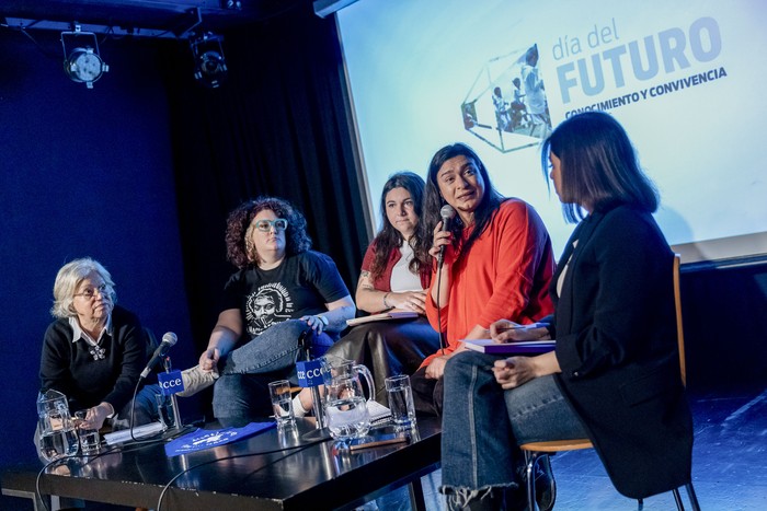 Mónica Xavier, Sol Despeinada, Victoria Marichal, Josefina González y Stephanie Demirdjian, el 1º de
octubre, en el Centro Cultural de España. · Foto: Rodrigo Viera Amaral Mónica Xavier, Sol Despeinada, Victoria Marichal, Josefina González y Stephanie Demirdjian, el 1º de
octubre, en el Centro Cultural de España. · Foto: Rodrigo Viera Amaral