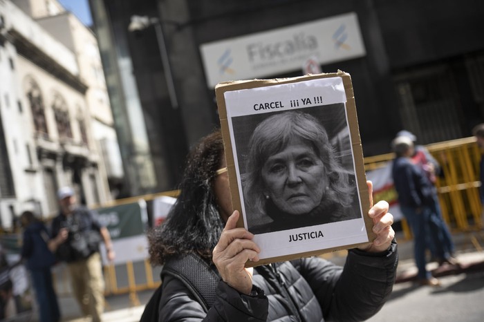 Damnificados de Conexión Ganadera frente a Fiscalía, en Ciudad Vieja. · Foto: Gianni Schiaffarino Damnificados de Conexión Ganadera frente a Fiscalía, en Ciudad Vieja. · Foto: Gianni Schiaffarino