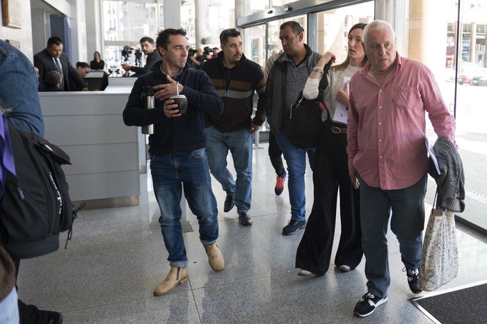 Dirigentes del sindicato de la AOEC, el 7 de octubre, tras reunirse con el presidente Orsi en Torre Ejecutiva. · Foto: Alessandro Maradei Dirigentes del sindicato de la AOEC, el 7 de octubre, tras reunirse con el presidente Orsi en Torre Ejecutiva. · Foto: Alessandro Maradei