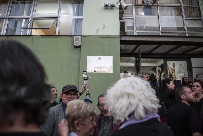 Colocación de la placa de la memoria en el liceo 8 Instrucciones del Año XIII, en 8 de Octubre 2615, en Montevideo. · Foto: Diego Vila Colocación de la placa de la memoria en el liceo 8 Instrucciones del Año XIII, en 8 de Octubre 2615, en Montevideo. · Foto: Diego Vila