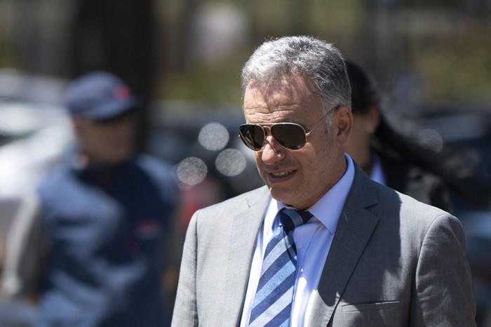 El presidente Yamandú Orsi cuando llegaba al Club de Golf. · Foto: Gianni Schiaffarino El presidente Yamandú Orsi cuando llegaba al Club de Golf. · Foto: Gianni Schiaffarino