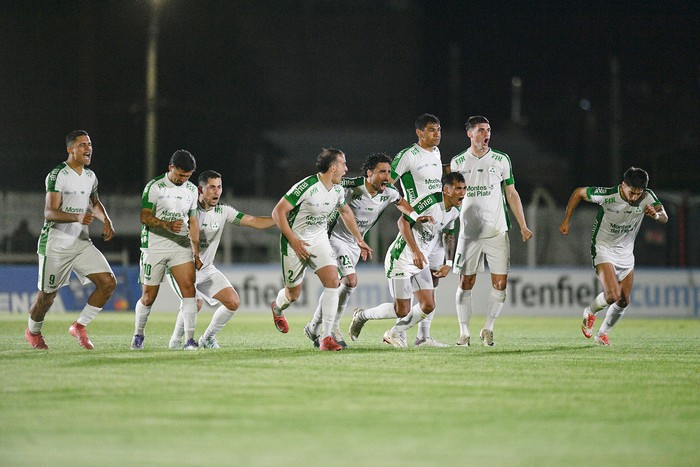 Jugadores de Plaza Colonia festejan el triunfo ante Racing, el 16 de octubre, en el estadio Campeones Olímpicos, en Florida. · Foto: Fernando Morán, Agencia Gamba Jugadores de Plaza Colonia festejan el triunfo ante Racing, el 16 de octubre, en el estadio Campeones Olímpicos, en Florida. · Foto: Fernando Morán, Agencia Gamba