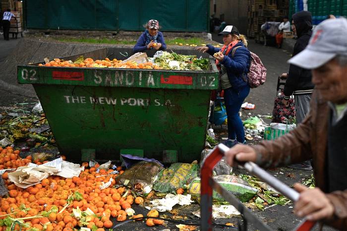 Recolección de alimentos en buen estado dentro de la basura en Buenos Aires, el 9 de junio de 2023. · Foto: Luis Robayo, AFP