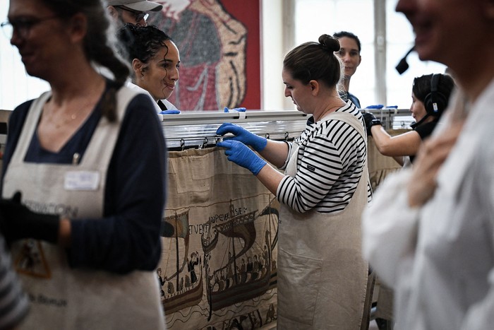 Trabajos en el tapiz de Bayeux, en el Museo Bayeux, al noroeste de Francia. · Foto: Lou Benoist, AFP Trabajos en el tapiz de Bayeux, en el Museo Bayeux, al noroeste de Francia. · Foto: Lou Benoist, AFP