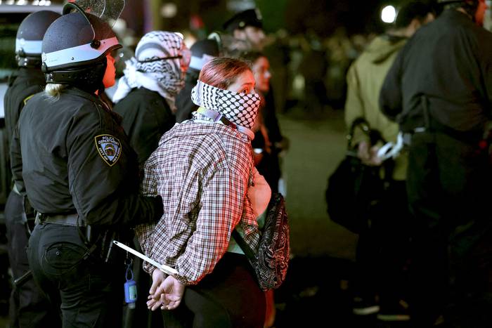 Policías desalojan manifestantes estudiantiles pro palestinos, el 30 de abril, en la Universidad de Columbia, en Nueva York. · Foto: Charly Triballeau, AFP