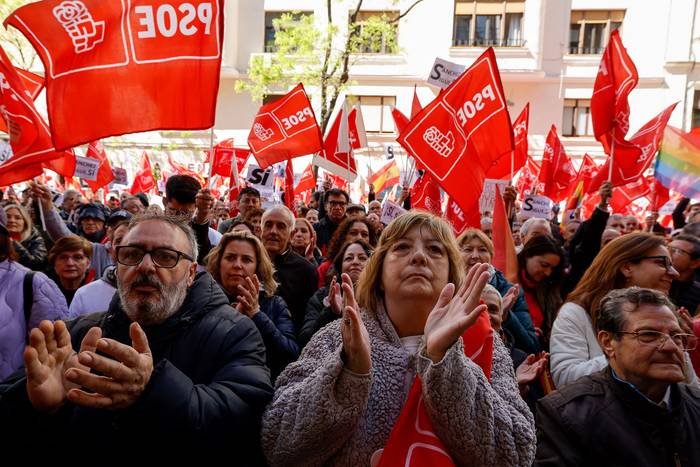 Manifestación convocada en apoyo de Pedro Sánchez, el sábado, frente a la sede del PSOE en Madrid. · Foto: Óscar del Pozo
