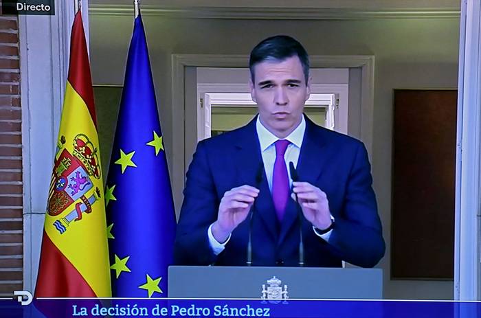 Captura de pantalla de televisión tomada el 29 de abril en Madrid, que muestra a Pedro Sánchez anunciando que permanecerá como primer ministro. · Foto: Thomas Coex, AFP