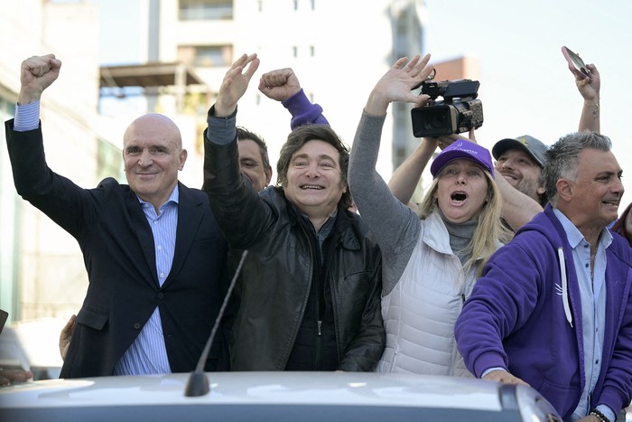 José Luis Espert, Javier Milei y Karina Milei, el 27 de agosto, durante una caravana en Lomas de Zamora, provincia de Buenos Aires, Argentina. · Foto: Juan Mambromata, AFP José Luis Espert, Javier Milei y Karina Milei, el 27 de agosto, durante una caravana en Lomas de Zamora, provincia de Buenos Aires, Argentina. · Foto: Juan Mambromata, AFP