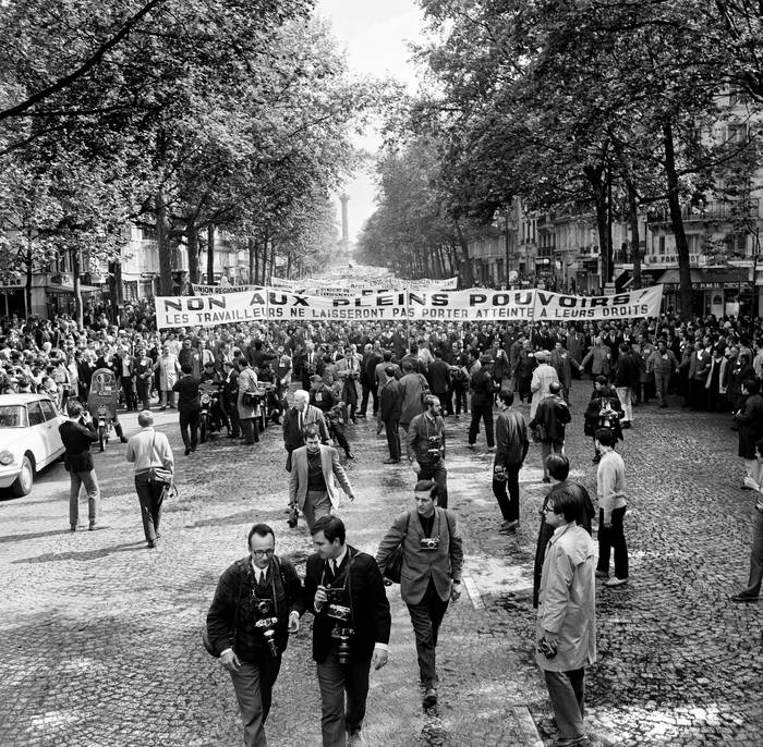 Manifestación en París, contra los plenos poderes, la reforma de la seguridad social y contra la congelación de salarios, el 17 de mayo de 1967. Foto: sin datos de autoría / AFP.