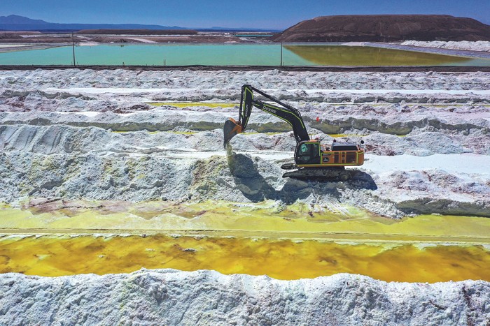 Estanques de salmuera y áreas de procesamiento de la mina de litio de la empresa chilena SQM, setiembre de 2022. · Foto: Martín Bernetti, AFP