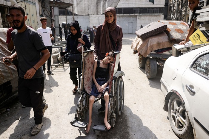 Palestinos huyen del barrio Abu Iskandar, en el norte de la ciudad de Gaza. · Foto: Bashar Taleb, AFP Palestinos huyen del barrio Abu Iskandar, en el norte de la ciudad de Gaza. · Foto: Bashar Taleb, AFP