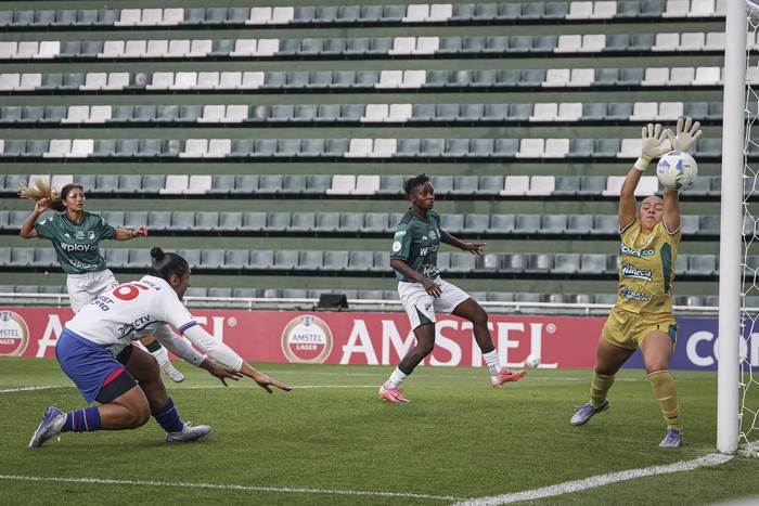 Joiceane Scatola, de Nacional y Luisa Agudelo, golera de Deportivo Cali, el 6 de octubre, en el estadio Florencio Sola, en Buenos Aires. · Foto: Dayana Ravelo Joiceane Scatola, de Nacional y Luisa Agudelo, golera de Deportivo Cali, el 6 de octubre, en el estadio Florencio Sola, en Buenos Aires. · Foto: Dayana Ravelo