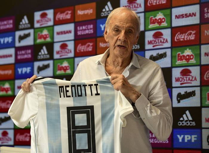 César Luis Menotti durante una conferencia de prensa en Buenos Aires, el 25 de enero de 2019. · Foto: Ronaldo Schemidt, AFP