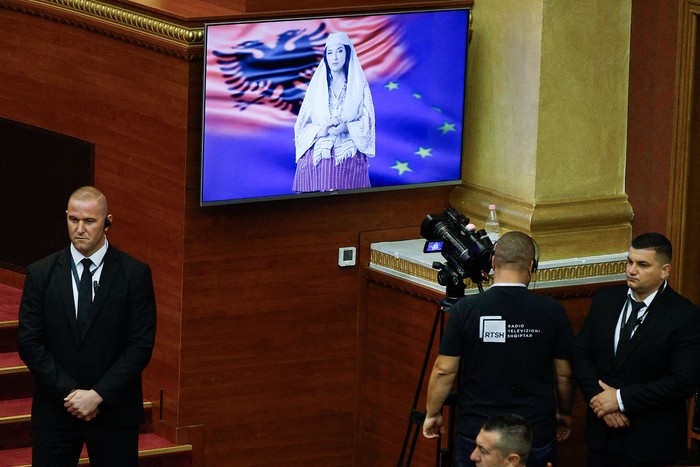 “Diella”, el primer ministro de Albania creado mediante IA, durante la sesión parlamentaria para la votación del nuevo gobierno, el 18 de setiembre. · Foto: Adnan Beci, AFP “Diella”, el primer ministro de Albania creado mediante IA, durante la sesión parlamentaria para la votación del nuevo gobierno, el 18 de setiembre. · Foto: Adnan Beci, AFP