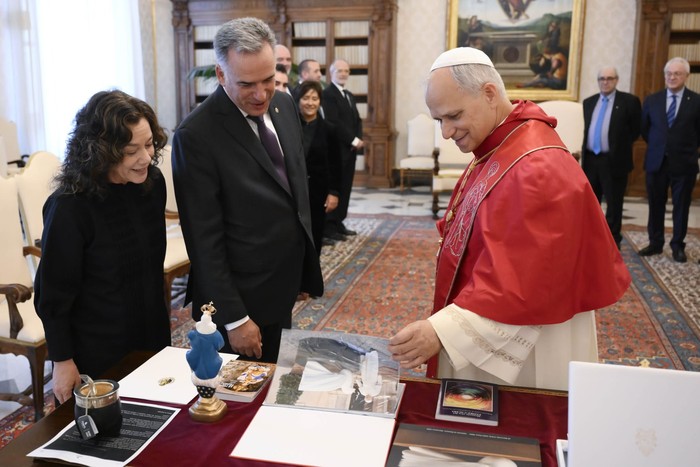 Laura Alonsopérez, Yamandú Orsi y el papa León XIV, el 17 de octubre, en el Vaticano. · Foto: S/d de autor, Vatican Media, AFP Laura Alonsopérez, Yamandú Orsi y el papa León XIV, el 17 de octubre, en el Vaticano. · Foto: S/d de autor, Vatican Media, AFP