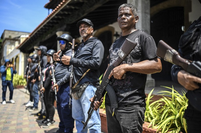 Miembros de la Milicia Nacional Bolivariana participan en un entrenamiento militar en La Guaira, Venezuela, el 8 de octubre. · Foto: Juan Barreto, AFP Miembros de la Milicia Nacional Bolivariana participan en un entrenamiento militar en La Guaira, Venezuela, el 8 de octubre. · Foto: Juan Barreto, AFP