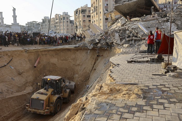 Ciudadanos y miembros del Comité Internacional de la Cruz Roja frente a trabajos de búsqueda de cadáveres en Jan Yunis, al sur de la Franja de Gaza. · Foto: Omar Al-Qattaa, AFP Ciudadanos y miembros del Comité Internacional de la Cruz Roja frente a trabajos de búsqueda de cadáveres en Jan Yunis, al sur de la Franja de Gaza. · Foto: Omar Al-Qattaa, AFP