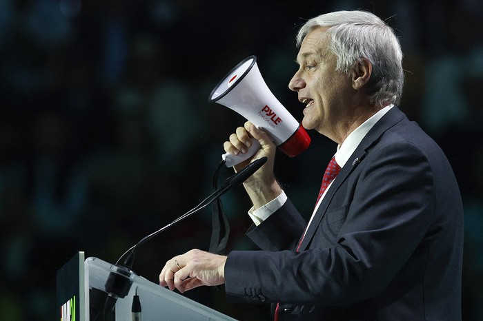 José Antonio Kast participa en el mitin Europa Viva 24, del partido de ultraderecha español Vox, en Madrid, el 19 de mayo de 2024. · Foto: Óscar del Pozo, AFP José Antonio Kast participa en el mitin Europa Viva 24, del partido de ultraderecha español Vox, en Madrid, el 19 de mayo de 2024. · Foto: Óscar del Pozo, AFP