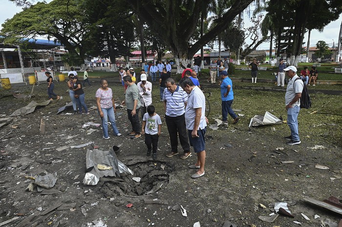 Lugar donde explotó un auto frente a la alcaldía de Corinto, departamento del Cauca, el 10 de junio. · Foto: Joaquín Sarmiento, AFP Lugar donde explotó un auto frente a la alcaldía de Corinto, departamento del Cauca, el 10 de junio. · Foto: Joaquín Sarmiento, AFP