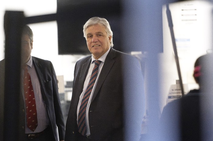 El excanciller Francisco Bustillo en fiscalía en el marco de la investigación por la entrega de pasaporte a Sebastián Marset (archivo, noviembre de 2023). · Foto: Mara Quintero El excanciller Francisco Bustillo en fiscalía en el marco de la investigación por la entrega de pasaporte a Sebastián Marset (archivo, noviembre de 2023). · Foto: Mara Quintero