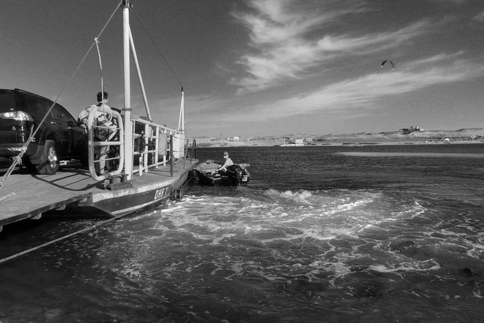 La balsa cruzavehículos, ayer, en la laguna Garzón. Foto: Virginia Martínez Díaz
