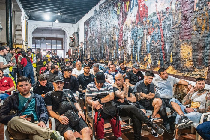 Asamblea luego de la reunión en Torre Ejecutiva, el 8 de octubre, en el Supra. · Foto: Diego Vila Asamblea luego de la reunión en Torre Ejecutiva, el 8 de octubre, en el Supra. · Foto: Diego Vila