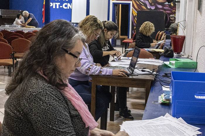 Control de firmas por el plebiscito de la seguridad social, en la sede del PIT-CNT. · Foto: Ernesto Ryan