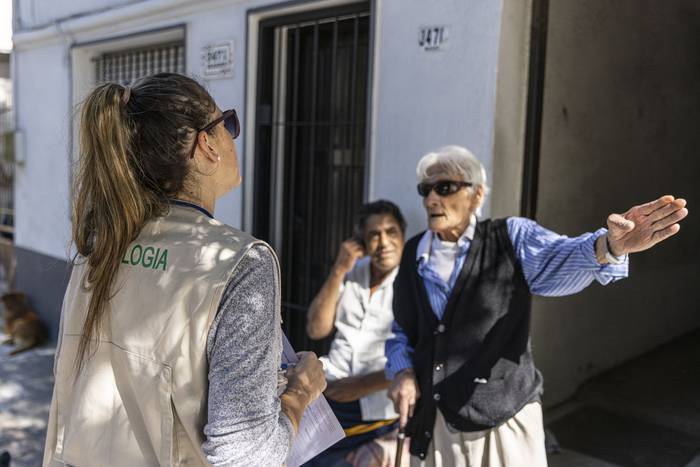 Recorrida de personal de epidemiología del Ministerio de Salud Pública, el 25 de marzo, en la zona de José Batlle y Ordóñez y Valladolid, tras detectarse un caso de dengue autóctono en las inmediaciones. · Foto: Ernesto Ryan