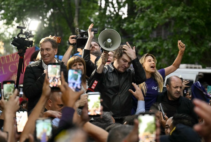 Javier Milei, en un mitin de campaña previo a las próximas elecciones legislativas en Tres de Febrero, Buenos Aires, el 17 de octubre. · Foto: Luis Robayo, AFP Javier Milei, en un mitin de campaña previo a las próximas elecciones legislativas en Tres de Febrero, Buenos Aires, el 17 de octubre. · Foto: Luis Robayo, AFP