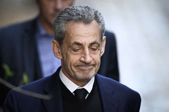 Nicolas Sarkozy sale de su casa para presentarse en la prisión de La Santé, el 21 de octubre, en París. · Foto: Julien De Rosa, AFP Nicolas Sarkozy sale de su casa para presentarse en la prisión de La Santé, el 21 de octubre, en París. · Foto: Julien De Rosa, AFP