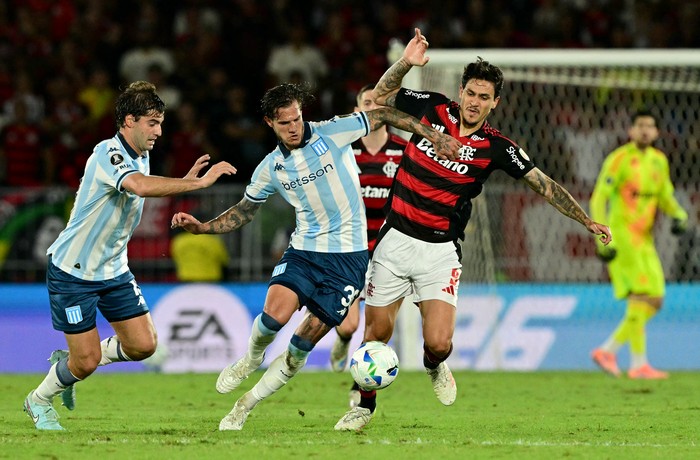Bruno Zuculini y Santiago Sosa, de Racing, y Pedro, de Flamengo, durante el partido de ida de las semifinales de la Copa Libertadores, en el Maracaná, en Río de Janeiro, el 22 de octubre. · Foto: Pablo Porciúncula, AFP Bruno Zuculini y Santiago Sosa, de Racing, y Pedro, de Flamengo, durante el partido de ida de las semifinales de la Copa Libertadores, en el Maracaná, en Río de Janeiro, el 22 de octubre. · Foto: Pablo Porciúncula, AFP
