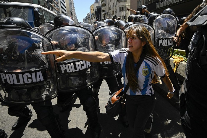 Policías antidisturbios y manifestantes durante una manifestación contra el decreto de emergencia
del presidente Javier Milei, el 27 de diciembre, en Buenos Aires. · Foto: Luis Robayo, AFP