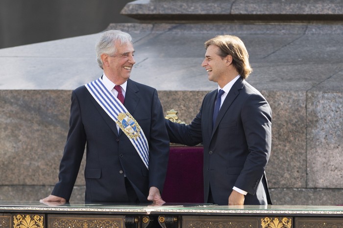 Tabaré Vázquez y Luis Lacalle Pou, el 1 de marzo de 2020, en la Plaza Independencia · Foto: Sandro Pereyra Tabaré Vázquez y Luis Lacalle Pou, el 1 de marzo de 2020, en la Plaza Independencia · Foto: Sandro Pereyra