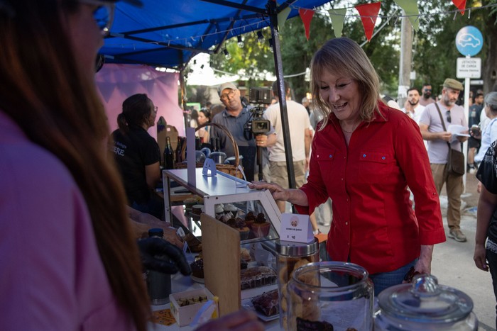 Carolina Cosse en el Festival Gastronómico de San José, en la Plaza Independencia de San José de Mayo. · Foto: Mara Quintero Carolina Cosse en el Festival Gastronómico de San José, en la Plaza Independencia de San José de Mayo. · Foto: Mara Quintero