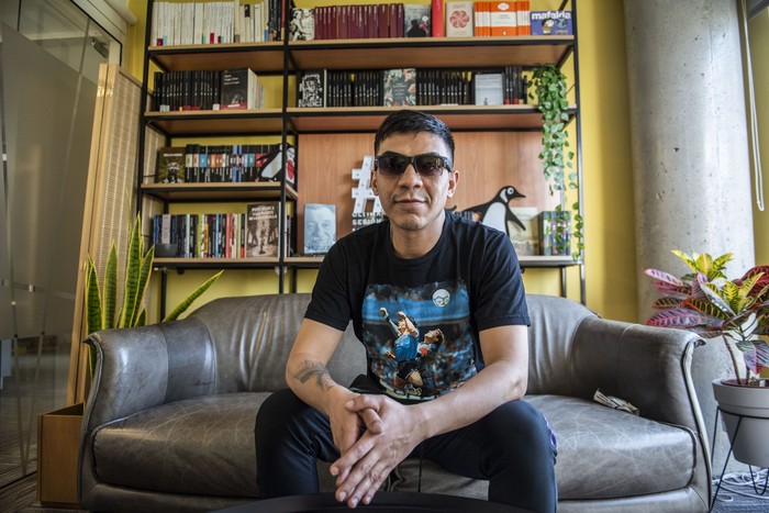 Foto principal del artículo 'César González y sus novelas sobre infancia y delincuencia: “Me da bronca que con sólo ser verosímil lo mío resulte tan novedoso”' · Foto: Diego Vila Foto principal del artículo 'César González y sus novelas sobre infancia y delincuencia: “Me da bronca que con sólo ser verosímil lo mío resulte tan novedoso”' · Foto: Diego Vila