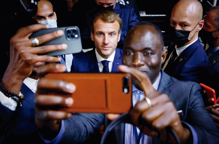 Participantes de la Cumbre África-Francia se fotografían con el presidente francés, Emmanuel Macron, el 8 de octubre de 2021. · Foto: Ludovic Marin, AFP Participantes de la Cumbre África-Francia se fotografían con el presidente francés, Emmanuel Macron, el 8 de octubre de 2021. · Foto: Ludovic Marin, AFP