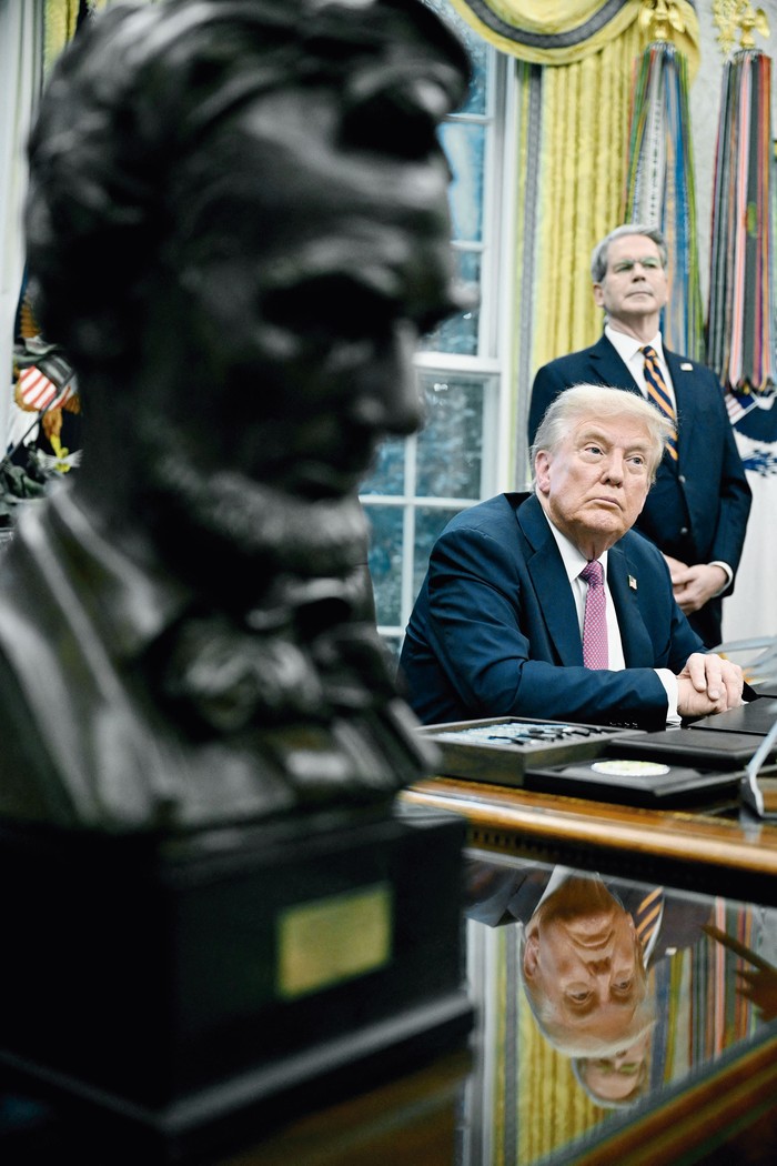 Donald Trump, junto al secretario del Tesoro, Scott Bessent, en la Oficina Oval de la Casa Blanca, en Washington, DC, el 5 de setiembre. · Foto: Mandel Ngan, AFP Donald Trump, junto al secretario del Tesoro, Scott Bessent, en la Oficina Oval de la Casa Blanca, en Washington, DC, el 5 de setiembre. · Foto: Mandel Ngan, AFP