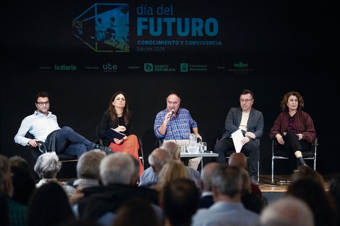 José Natanson, Gloria de la Fuente González, Roberto López Belloso, Álvaro Padrón y Andressa Caldas, durante el Día del Futuro, el 2 de octubre, en la Alianza Francesa de Montevideo. · Foto: Gianni Schiaffarino José Natanson, Gloria de la Fuente González, Roberto López Belloso, Álvaro Padrón y Andressa Caldas, durante el Día del Futuro, el 2 de octubre, en la Alianza Francesa de Montevideo. · Foto: Gianni Schiaffarino