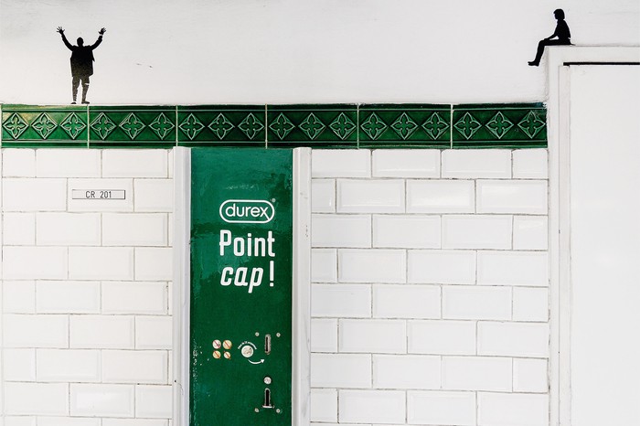 Dispensador de preservativos en los pasillos de la estación de metro Ópera, en París, Francia. · Foto: Eric Beracassat / Hans Lucas / AFP Dispensador de preservativos en los pasillos de la estación de metro Ópera, en París, Francia. · Foto: Eric Beracassat / Hans Lucas / AFP