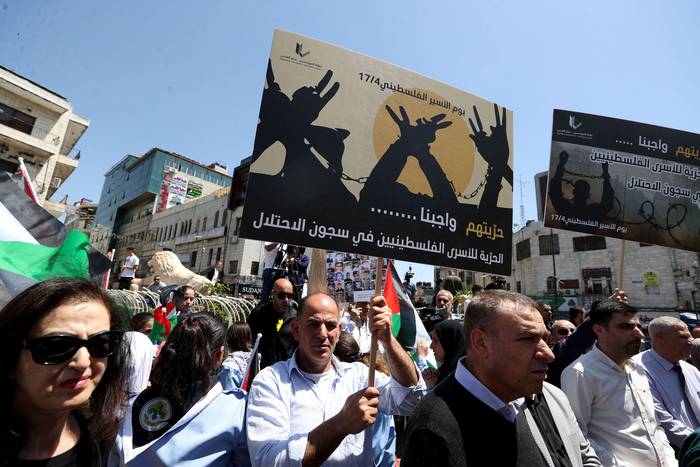Protesta en el Día de los Prisioneros Palestinos, el 17 de abril, en Ramala, Cisjordania. · Foto: Issam Rimawi, Anadolu, AFP